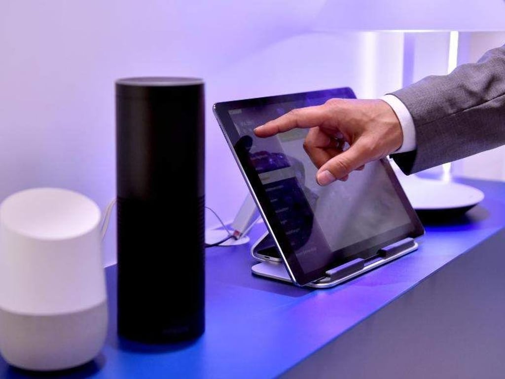 Die Lautsprecher Google Assistant und Amazon Echo, ausgestattet mit der Sprachassistentin Alexa, stehen auf der Internationalen Funkausstellung IFA. Foto: Britta Pedersen