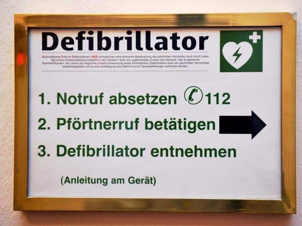 Bei einem Herzstillstand beginnen Helfer am besten sofort nach dem Notruf mit einer Herzmassage. Sie sollte für die Anwendung eines Defibrillators nur kurz unterbrochen werden. Foto: Frank Leonhardt