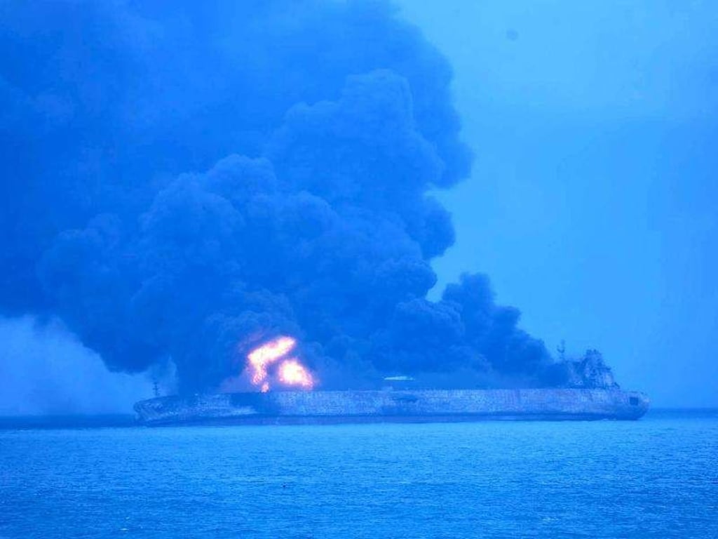 Bei der Kollision von zwei Schiffen vor der Küste Ostchinas ist ein Öltanker in Brand geraten. 32 Seeleute werden vermisst. Foto: Korea Coast Guard