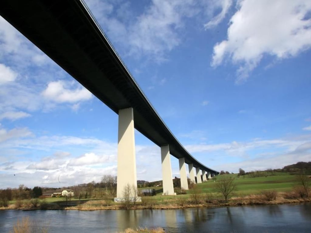 Die Ruhrtalbrücke wird abgerissen. Foto: Roland Weihrauch
