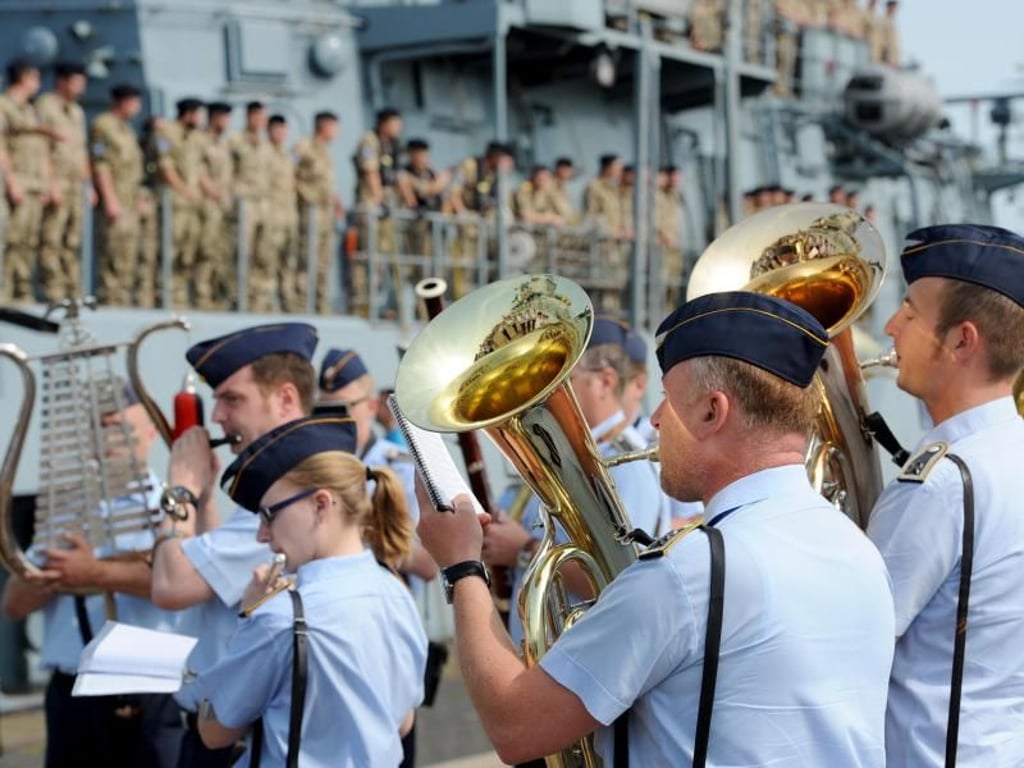 Rückkehr aus Somalia: Die Fregatte «Bayern» legt nach einer fünfmonatigen Mission in Wilhelmshaven an. Foto: Ingo Wagner