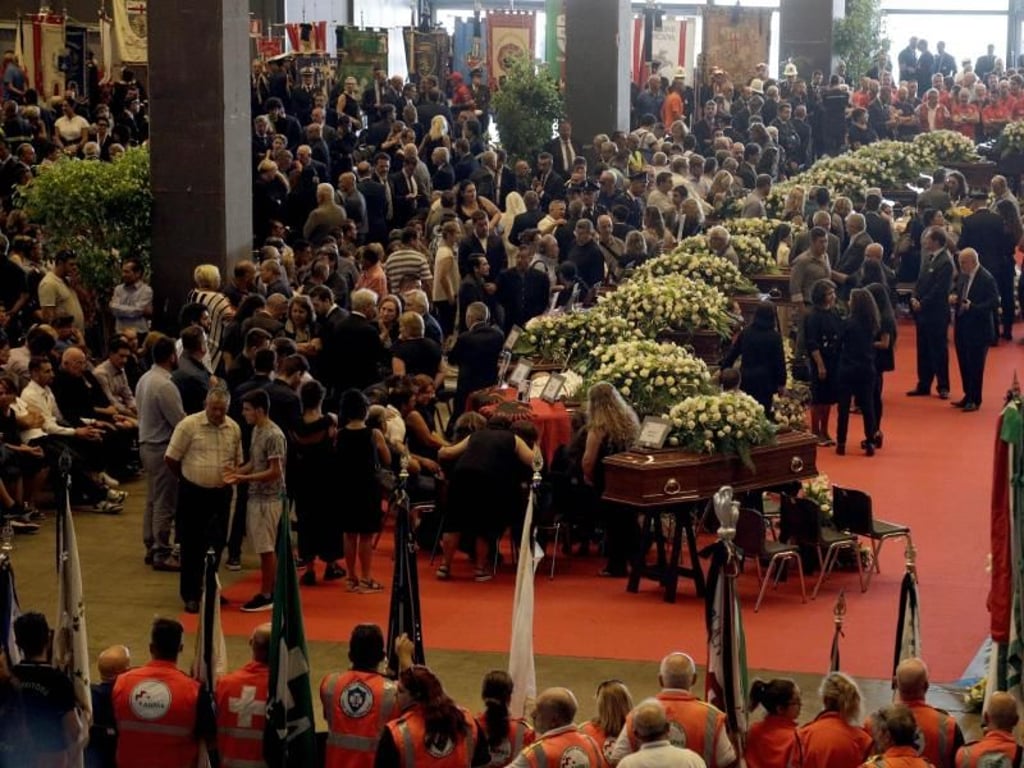In Genua haben sich Angehörige der Opfer zu einer Trauerfeier versammelt. Der Samstag wurde zum nationalen Trauertag in Italien erklärt. Foto: Gregorio Borgia/AP