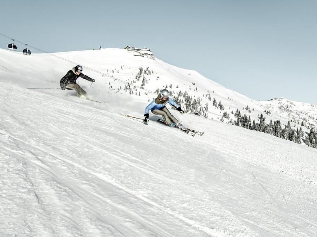 Auf den Zeller Hausberg Schmittenhöhe gelangen Wintersportler ab dieser Saison mit der neuen Kabinenbahn «areitXpress». Foto: Schmittenhöhebahn AG/dpa-tmn