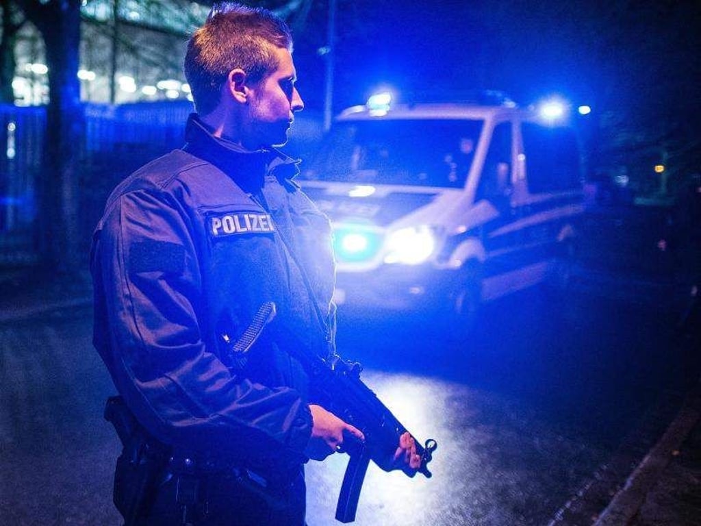 Ein Polizist mit Maschinenpistole bewacht einen Eingang vor dem Stadion. Foto: Federico Gambarini