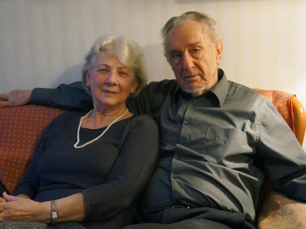 Gertraud und Karl Kalisch in ihrer Wohnung in Wien. Warum die Wiener so morbid veranlagt sind, können sie sich nicht erklären. Foto: Alexandra Stahl/dpa-tmn