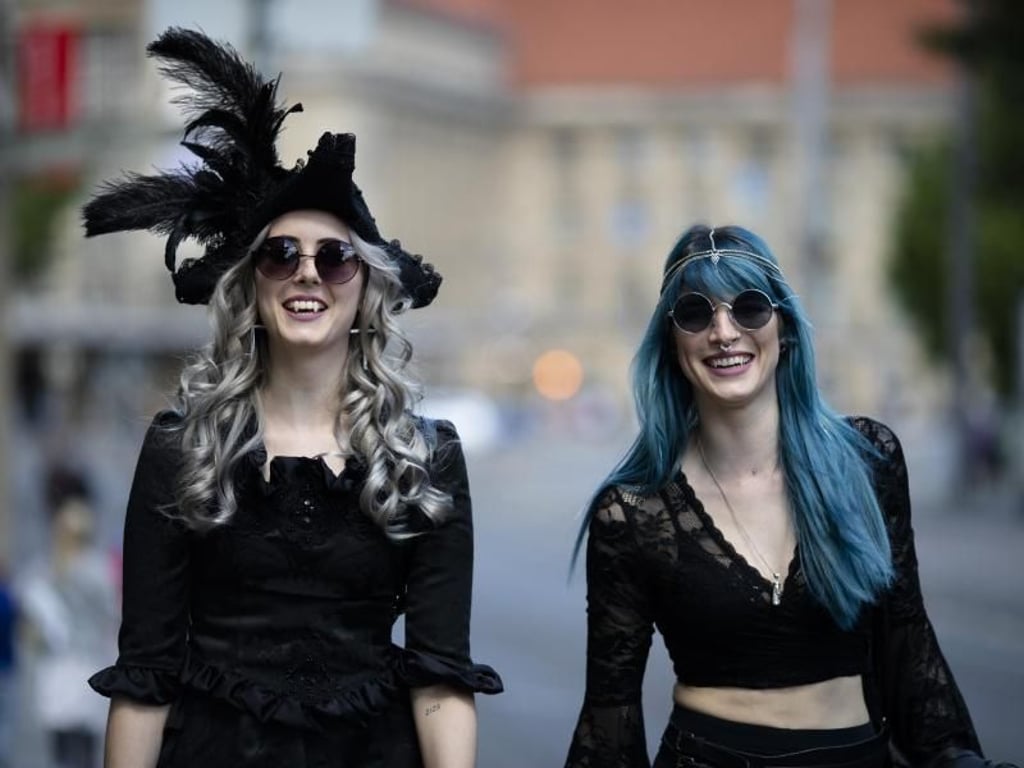 Anne (l) und Rahel aus Zürich beim Wave-Gotik-Treffen in Leipzig. Foto: Alexander Prautzsch