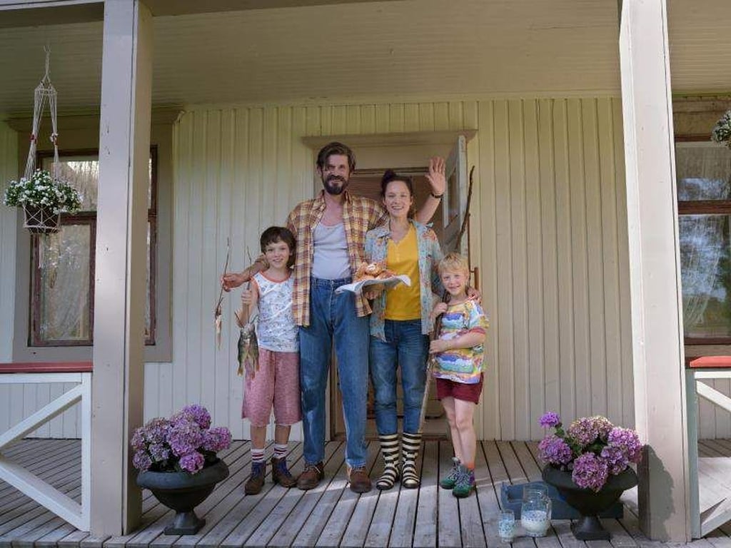 Matti (Mikke Rasch, l-r), Papa Sulo (Tommi Korpela), Mama Annette (Sabine Timoteo) und Sami (Nick Holaschke) freuen sich über das neue, schöne Haus in der Natur. Foto: Universum Film