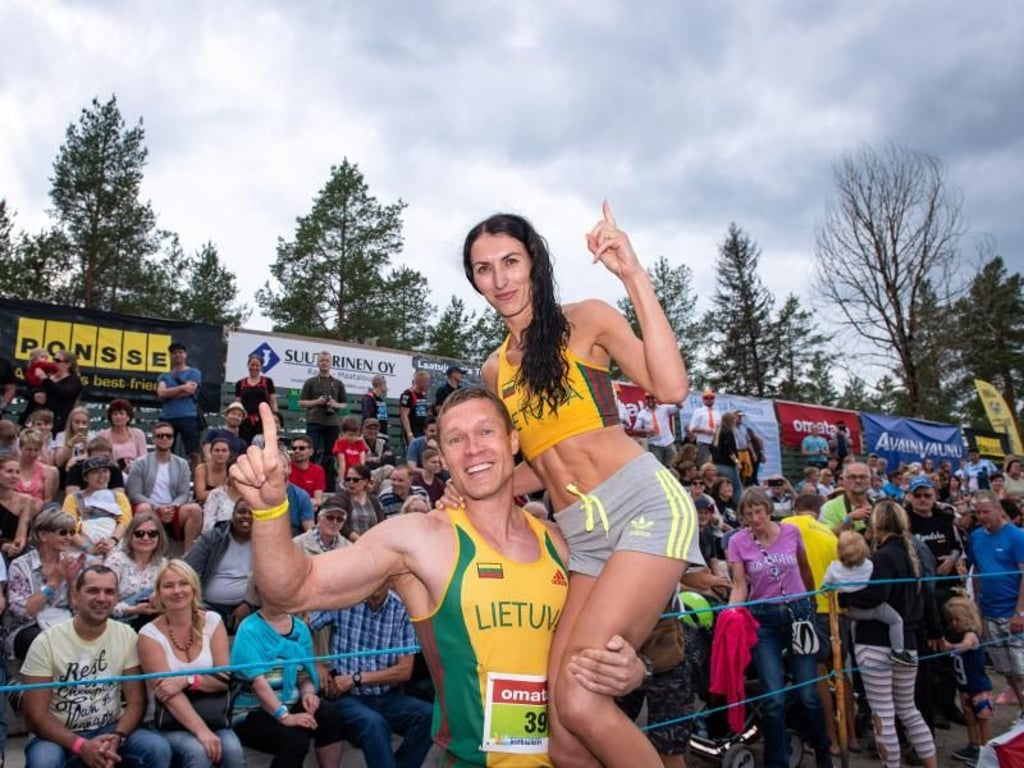 Der neue Weltmiester Vytautas Kirkliauskas trägt seine Frau Neringa auf Händen. Foto: Timo Hartikainen/Lehtikuva