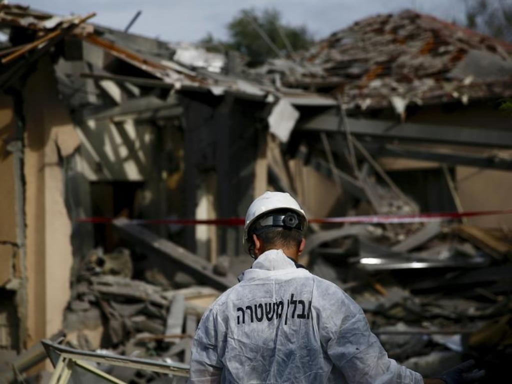 Haus bei Tel Aviv nach einem Raketentreffer. Foto: Ariel Schalit/AP