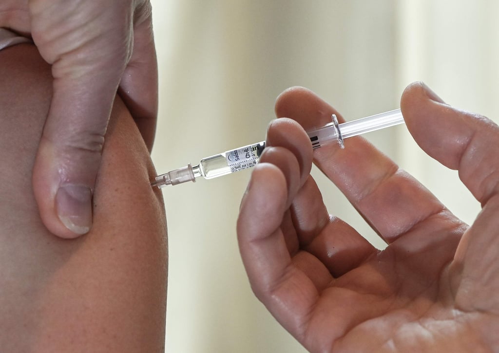 ARCHIV - 28.10.2020, Berlin: Ein Arzt impft eine Patientin gegen Grippe. Mindestens zu Beginn der Saison im Herbst 2020 haben sich mehr Menschen in Deutschland gegen Grippe impfen lassen als in früheren Jahren. (zu dpa «Institut: 165 Prozent mehr Grippe-Impfungen im September 2020») Foto: Jens Kalaene/dpa-Zentralbild/dpa +++ dpa-Bildfunk +++