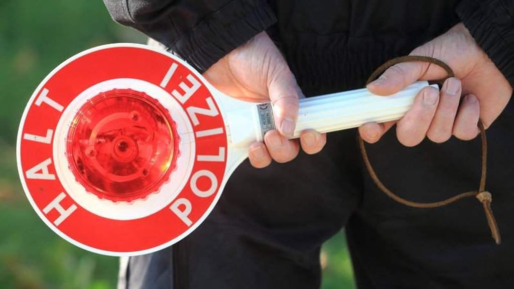 ARCHIV - Eine Halt-Polizei-Kelle wird am 18.09.2014 während einer Geschwindigkeitskontrolle in Magdeburg (Sachsen-Anhalt) gehalten. Nur etwa jede neunte Verwaltungsermittlung gegen Polizisten führt in Sachsen-Anhalt zu einem Disziplinarverfahren. Foto: Jens Wolf/dpa (zu lah «Verwaltungsermittlungen gegen Polizisten münden selten in Verfahren» vom 14.02.2015) +++(c) ZB-FUNKREGIO OST - Honorarfrei nur für Bezieher des ZB-Regiodienstes+++