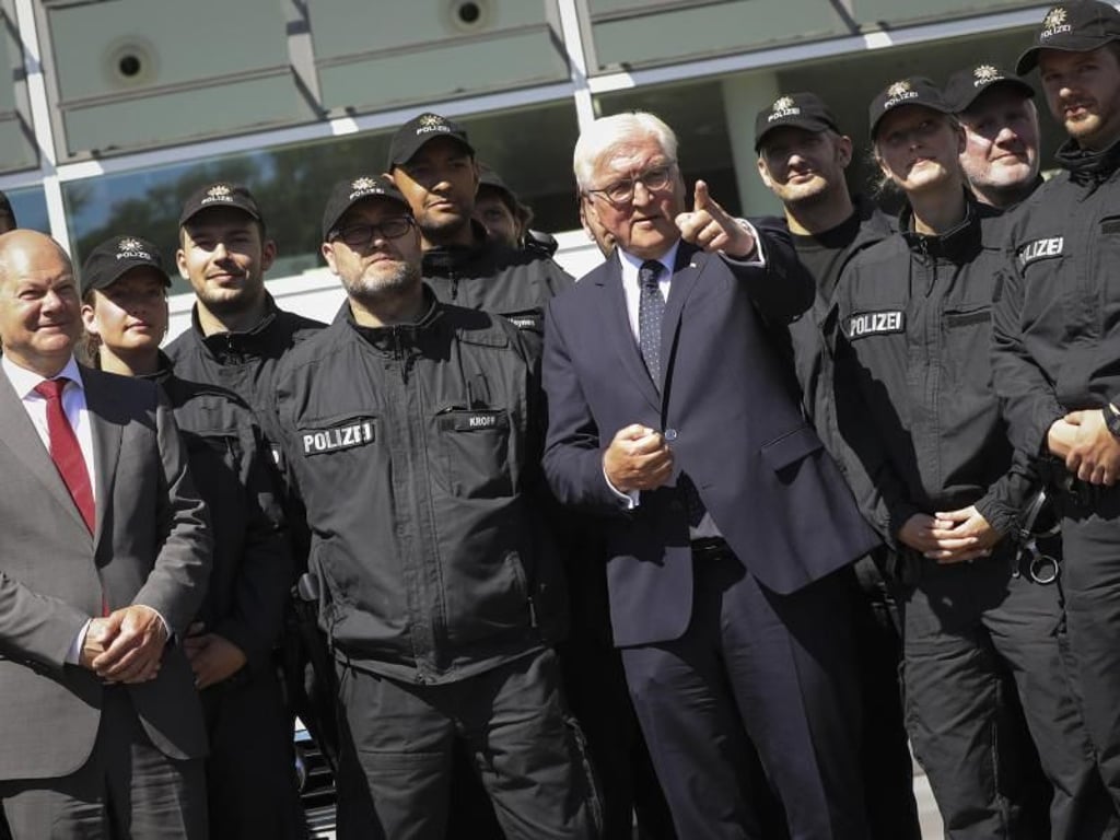 Bundespräsident Steinmeier ist nach Hamburg gekommen, um sich nach den Ausschreitungen während des G20-Gipfels über die Lage zu informieren. Foto: Christian Charisius