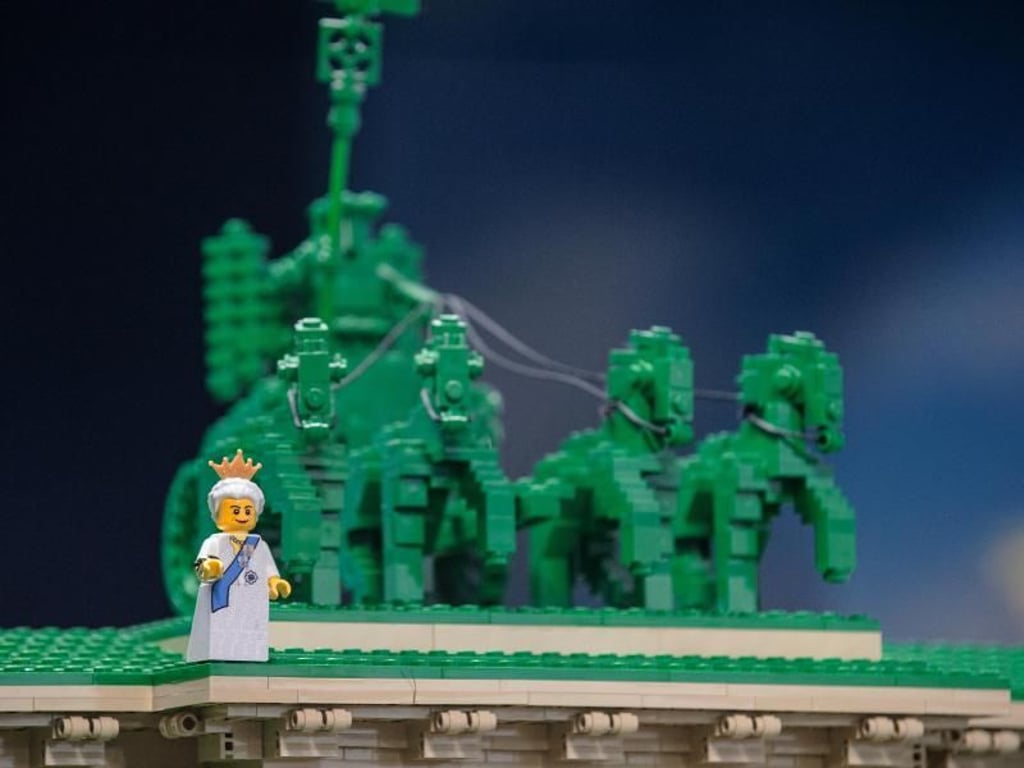 Das Berliner Legoland bereitet sich auf den Besuch der Queen vor. Foto: Paul Zinken
