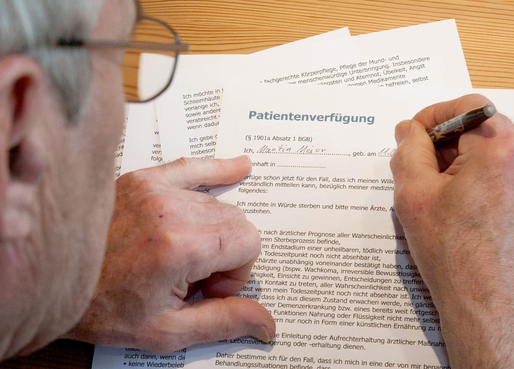 ILLUSTRATION - Zum Themendienst-Bericht vom 24. September 2019: Wer eine Patientenverfügung unterschreibt, muss möglichst genau beschreiben, für welche Situationen das Dokument gelten soll. Foto: Kai Remmers/dpa-tmn - Honorarfrei nur für Bezieher des dpa-Themendienstes +++ dpa-Themendienst +++ | Verwendung weltweit