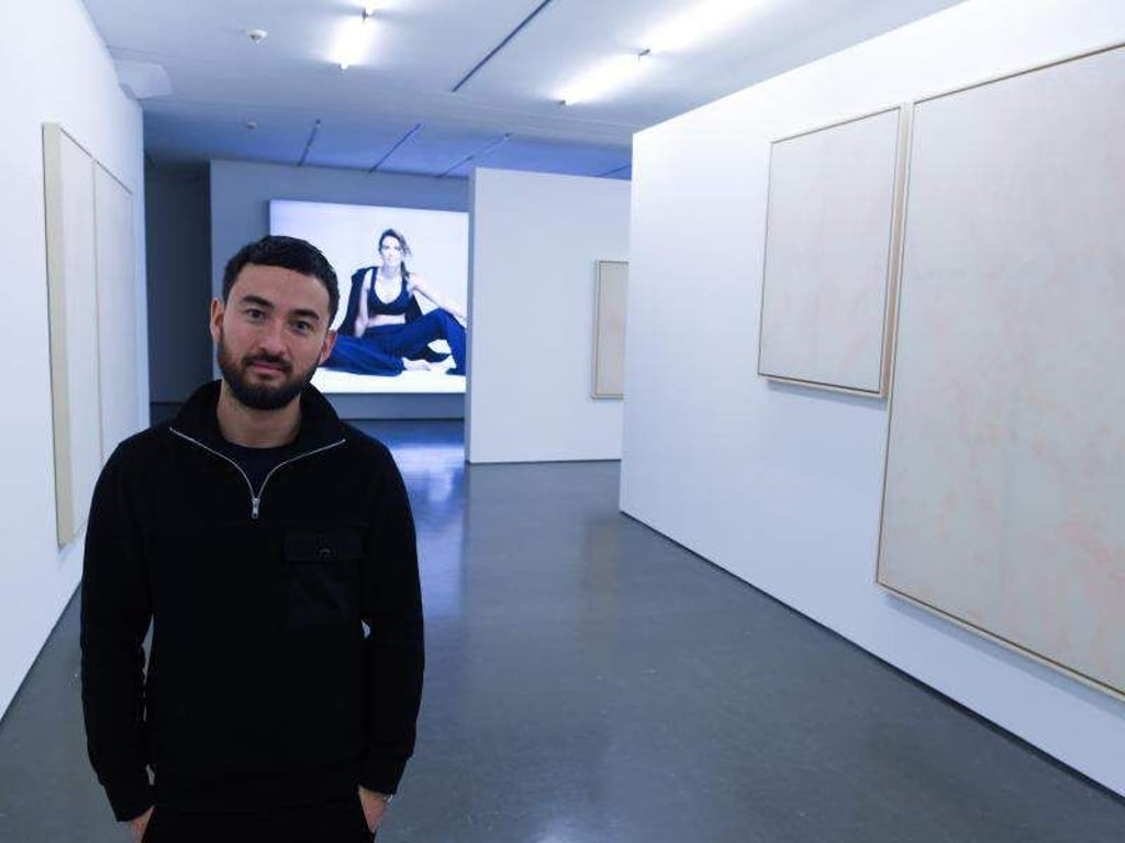 Der britisch-japanische Künstler Simon Fujiwara in der Kunsthalle Düsseldorf. Foto: Federico Gambarini
