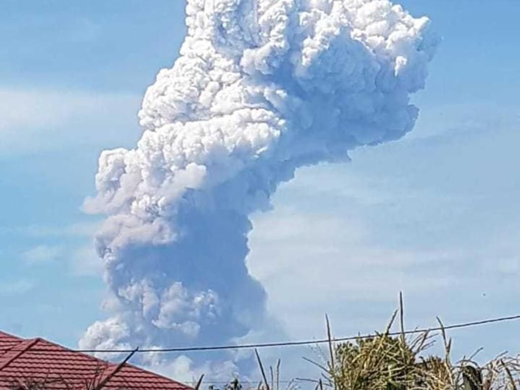 Eine Aschewolke steigt über dem Vulkan Soputan auf der Insel Sulawesi auf. Foto: Hetty Andih/AP