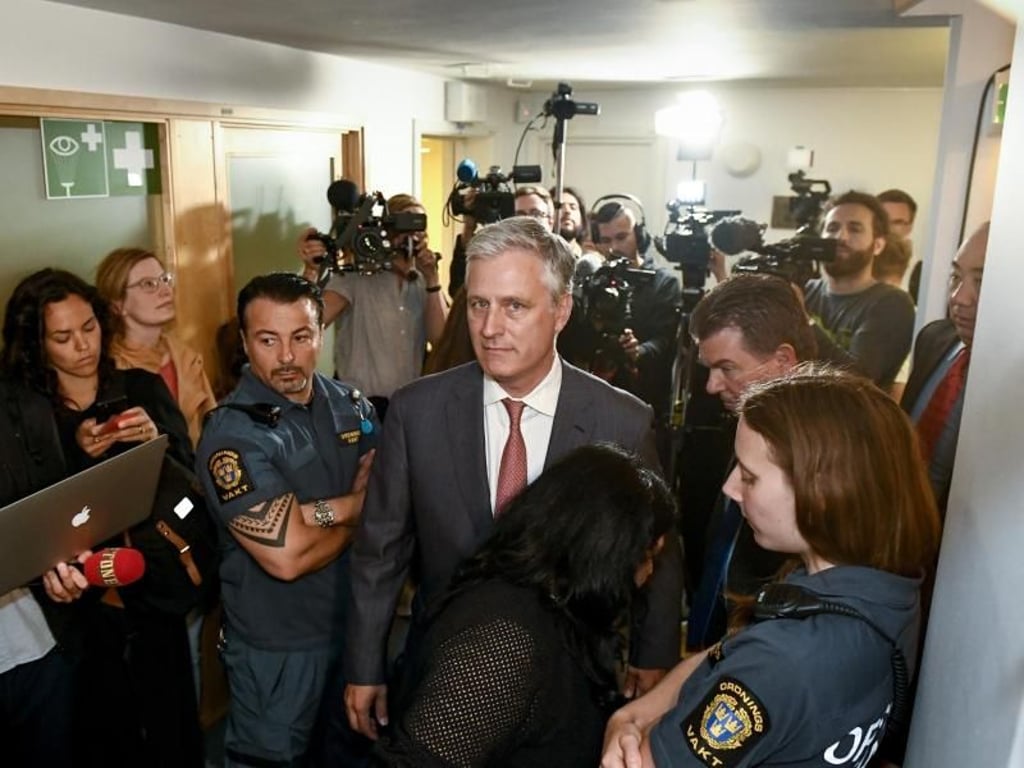 US-Sondergesandter Robert C. O'Brien (M) trifft im Gericht ein. Foto: Erik Simander/TT NEWS AGENCY