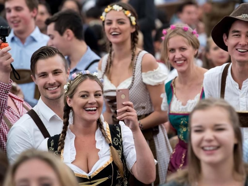 Im Paulaner-Festzelt konnten Besucher in Trachten ihr erstes Bier kaum erwarten. Foto: Sven Hoppe