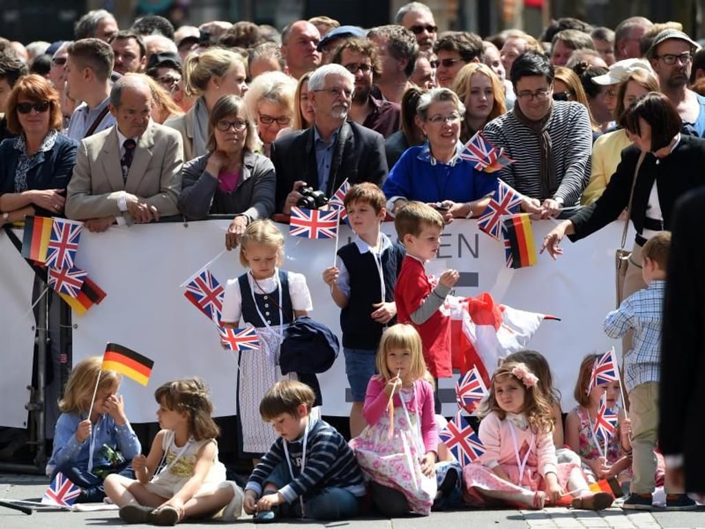 Kinder warten vor der Paulskirche in Frankfurt auf die Königin. Foto: Arne Dedert