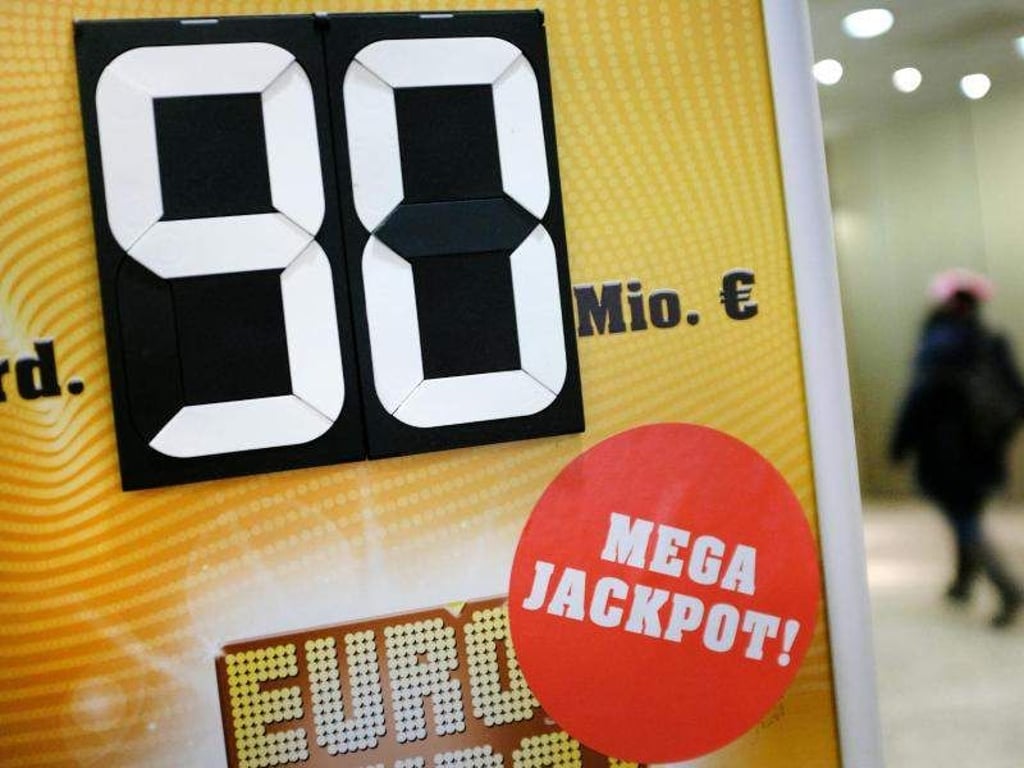 Werbeschild für den mit 90 Millionen Euro gefüllten Eurojackpot. Die Gewinner sind eine Tippgemeinschaft aus Finnland. Foto: Martin Gerten