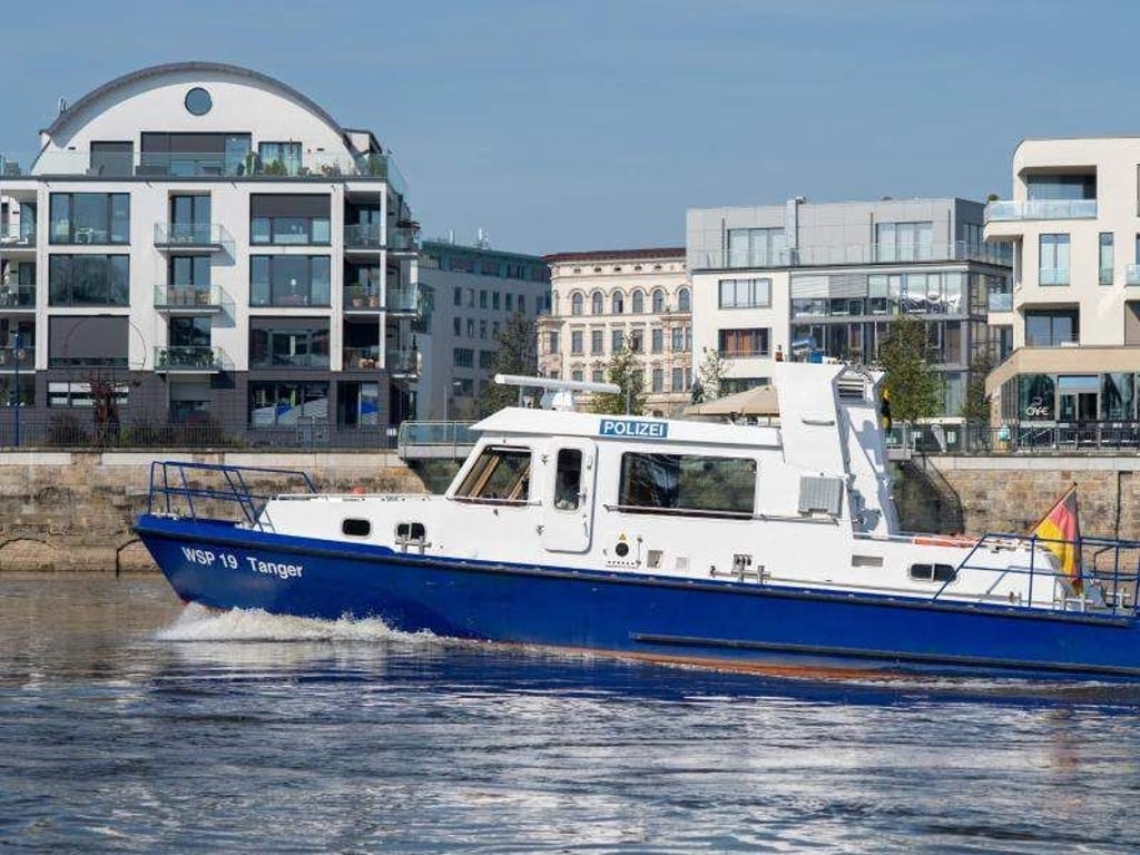 Das Boot «WSP 19 Tanger» der Wasserschutzpolizei fährt auf der Elbe am Dom vorbei. Foto: Klaus-Dietmar Gabbert/Archiv