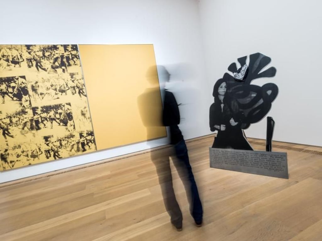 «Tanya as a Bandit» (1989, r) von Cady Noland und Warhols «Mustard Race Riot» (1963, l). Foto: Alexander Heinl