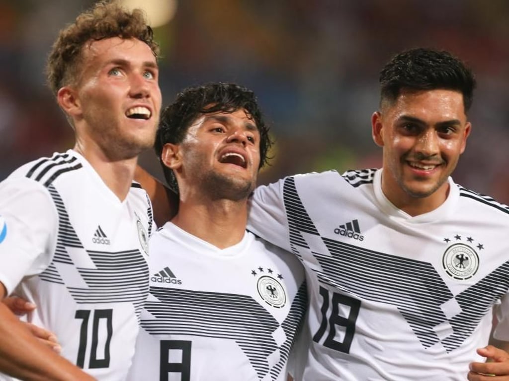 Luca Waldschmidt (l-r), Torschütze Mahmoud Dahoud, und Nadiem Amiri bejubeln das 4:0. Foto: Cezaro De Luga