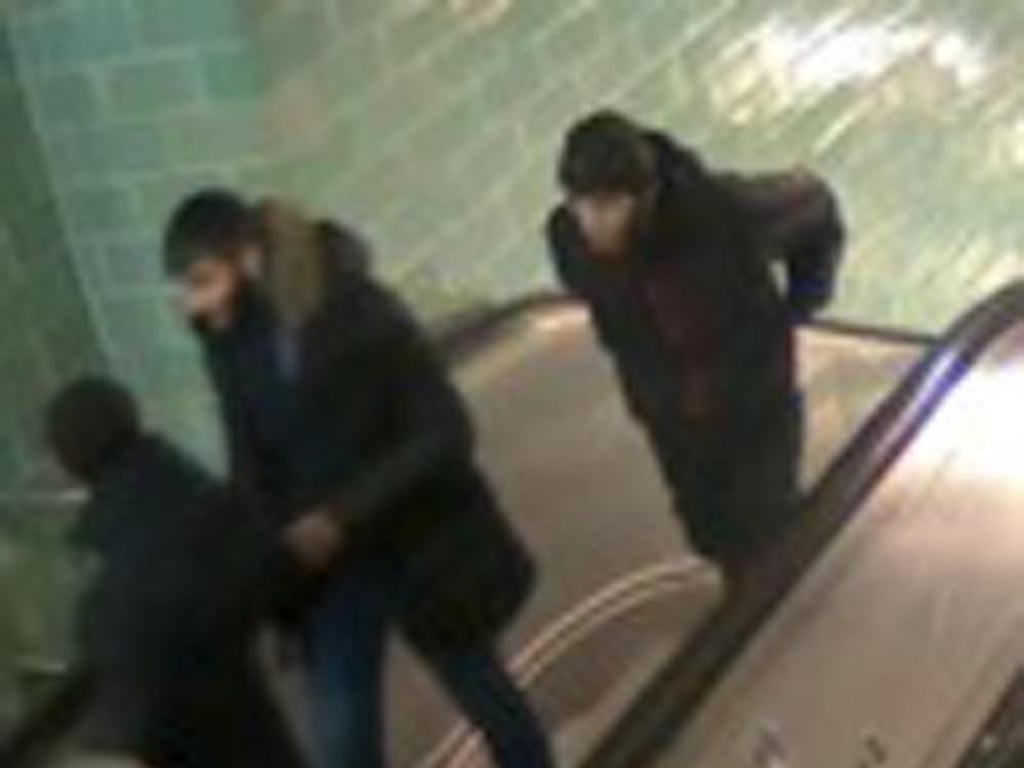 Die Polizei Berlin sucht nach einem Duo, das Anfang des Jahres drei Männer im U-Bahnhof Gesundbrunnen in Wedding angegriffen haben soll. Foto: Polizei Berlin