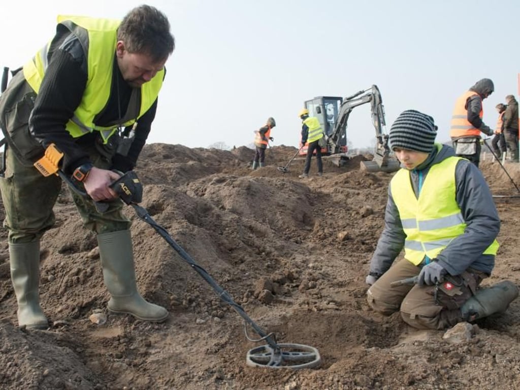 Hobbyarchäologe René Schön und Schüler Luca Malaschnitschenko hatten den Schatz gefunden. Foto: Stefan Sauer