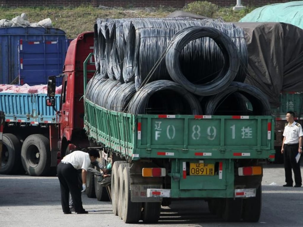 Chinesische Zöllner kontrollieren an der Grenze Lastwagen, die aus Nordkorea kommen oder dorthin fahren. Foto: Chinatopix