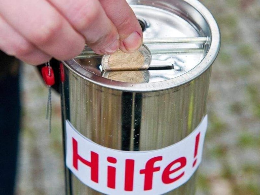 Und weg ist die Spende. Was mit dem Geld passiert, nachdem die Sammeldose geleert wurde, ist häufig unklar. Stiftung Warentest kritisiert die Intransparenz bei vielen Organisationen, hebt aber auch einige positiv hervor. Foto: Andrea Warnecke