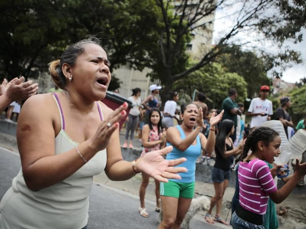 Frauen protestieren mit leeren Wasserkanistern auf einer Hauptverkehrsader der venezolanischen Hauptstadt gegen Wassermangel. Foto: Rafael Hernandez