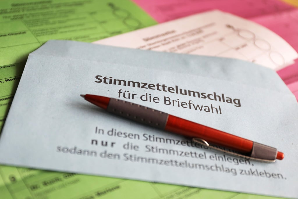Stimmzettel und ein Umschlag für die Briefwahl liegen auf dem Tisch. Am 13. September 2020 sind in Nordrhein-Westfalen Kommunalwahlen. +++ dpa-Bildfunk +++