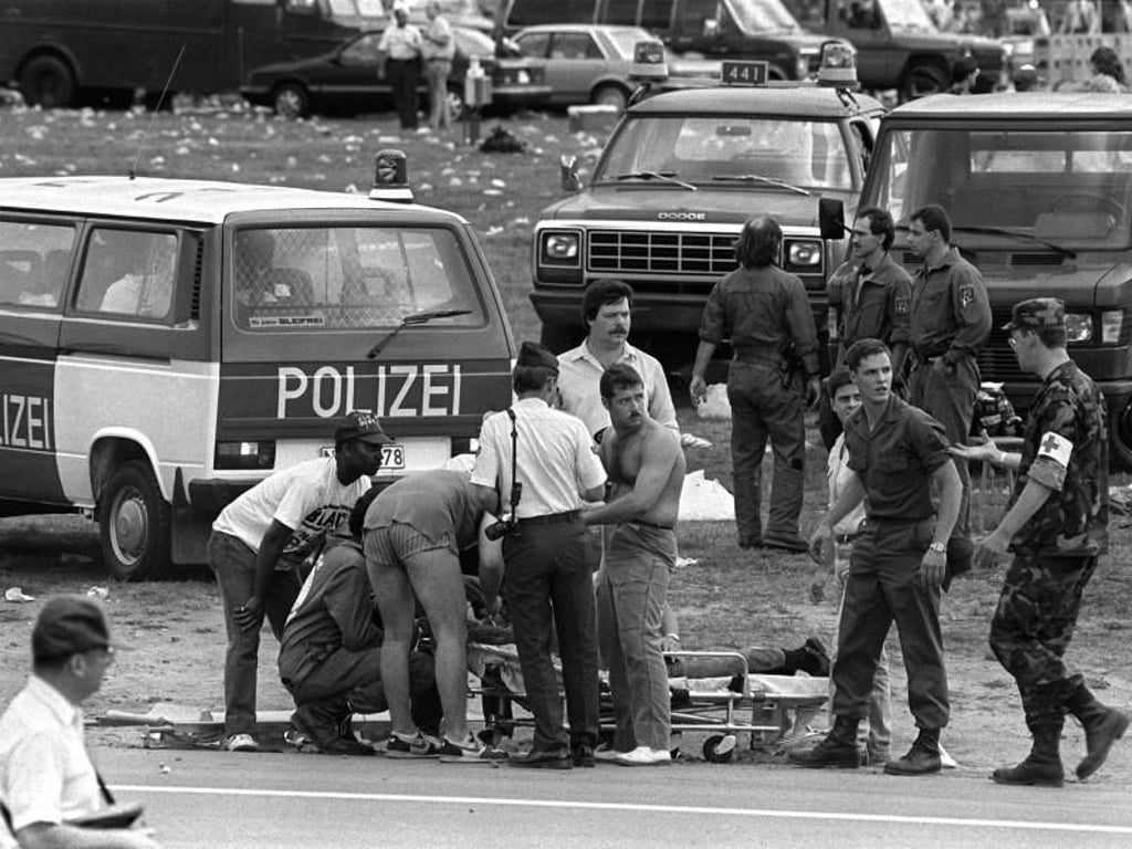 US-Soldaten mit einem Verletzten am 28.8.1988 auf dem US-Flugplatz Ramstein. Foto: Friedemann Vetter
