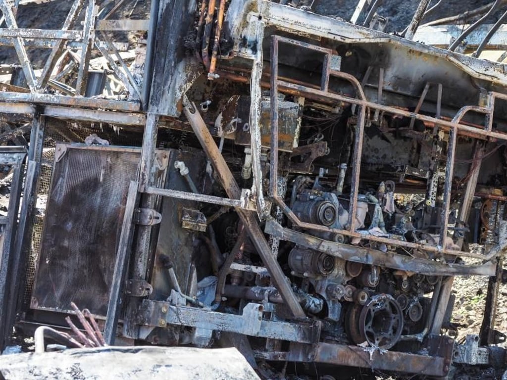 Nichts mehr übrig: Das Wrack des ausgebrannten Reisebusses an der Unglücksstelle auf der A9. Foto: Nicolas Armer
