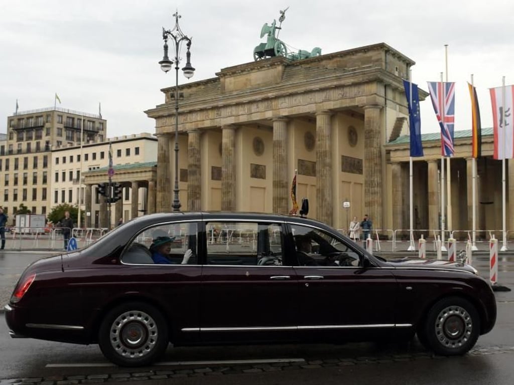 Queen Elizabeth II. und Prinz Philip passieren das Brandenburger Tor in Berlin. Foto: Rainer Jensen