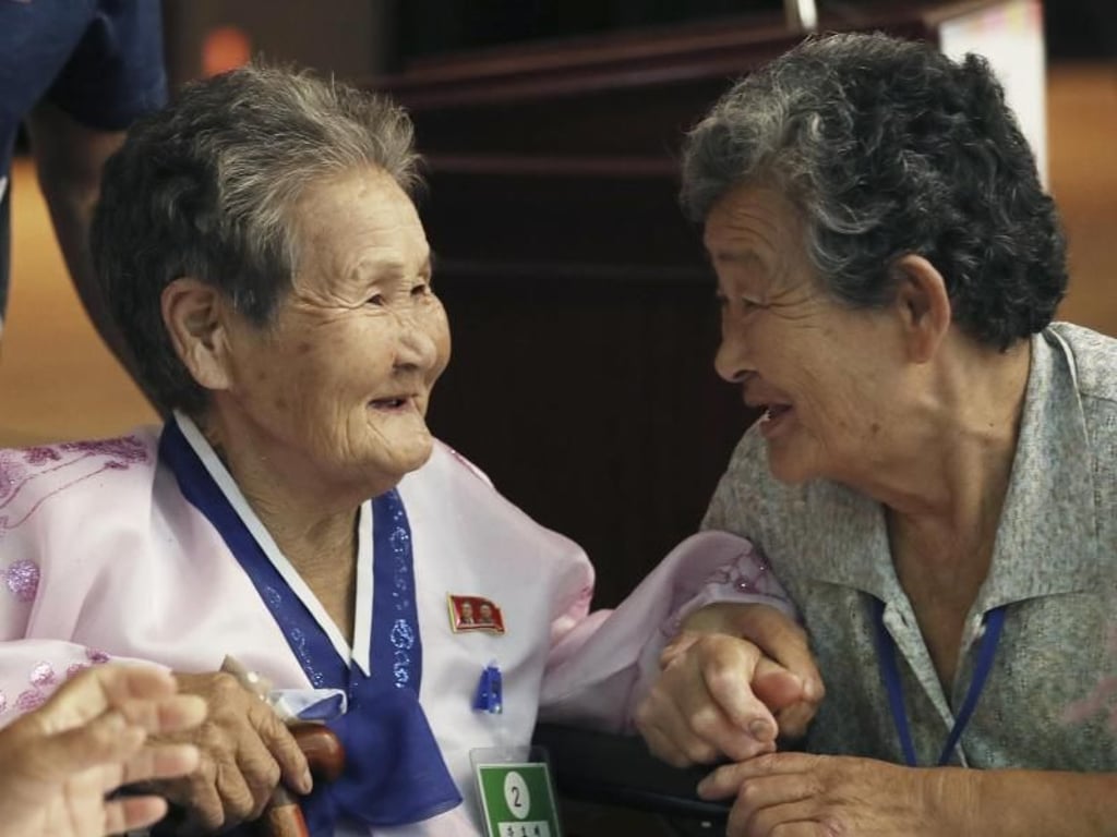 Die beiden Schwestern Kang Ho Rye (l,89) aus Nordkorea und Kang Du-ri (87) aus Südkorea dürfen sich nach langer Zeit endlich wiedersehen. Foto: /KOREA POOL/AP