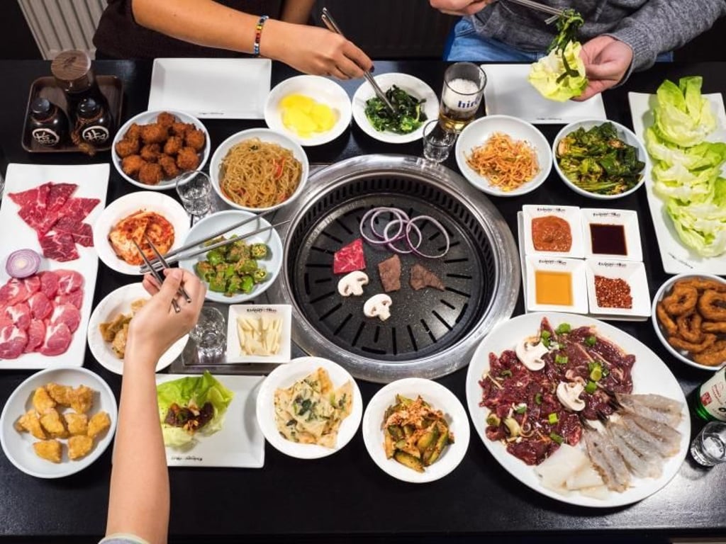 In Korea werden die Köstlichkeiten meist über Holzkohle gegrillt. Foto: Lars Laion/Bulgogi Haus/dpa-tmn