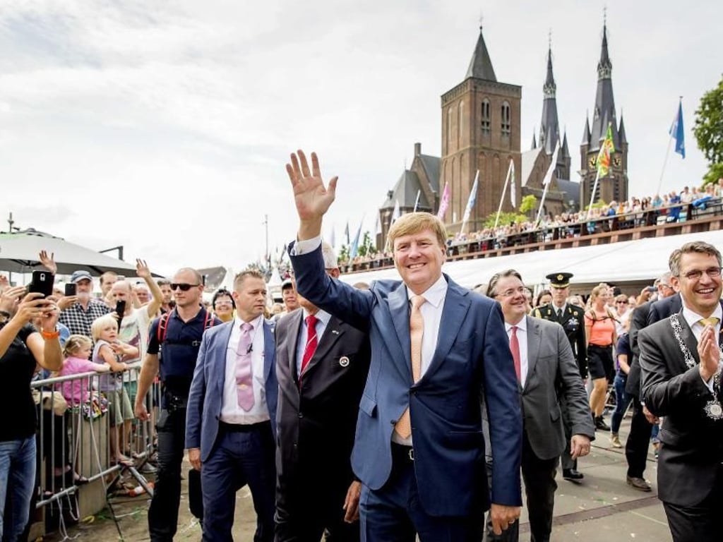 König Willem-Alexander (m.) begrüßte in Nimwegen die Marathon-Wanderer. Foto: Koen Van Weel