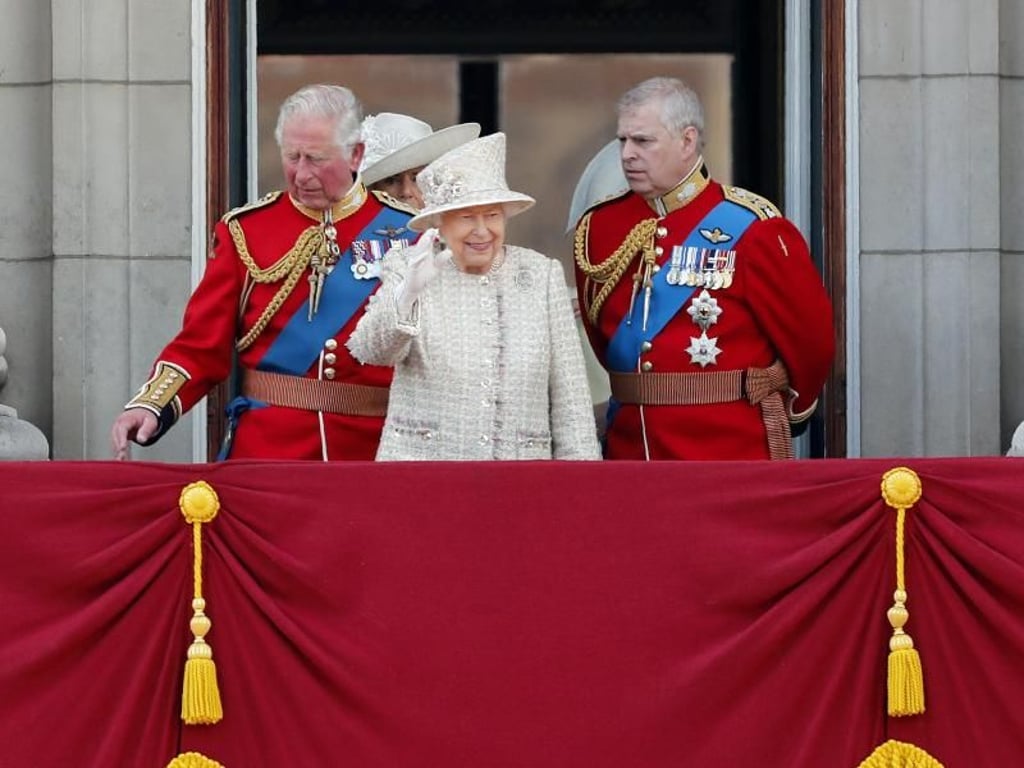 Die Queen mit ihren Söhnen Charles und Andrew. Foto: Frank Augstein/AP
