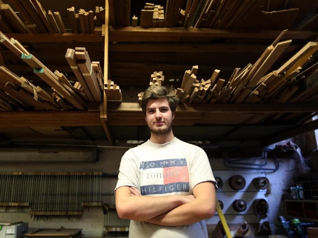 Maximilian Dillmann ist im zweiten Lehrjahr zum Bootsbauer bei der Bootswerft Gerhard Bicker in Ahlen in Nordrhein-Westfalen. Insgesamt dauert die Ausbildung dreieinhalb Jahre. Foto: Ina Fassbender