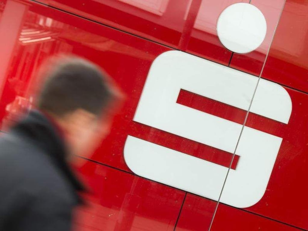 Das Logo von Sparkasse. Foto: Julian Stratenschulte/Archiv