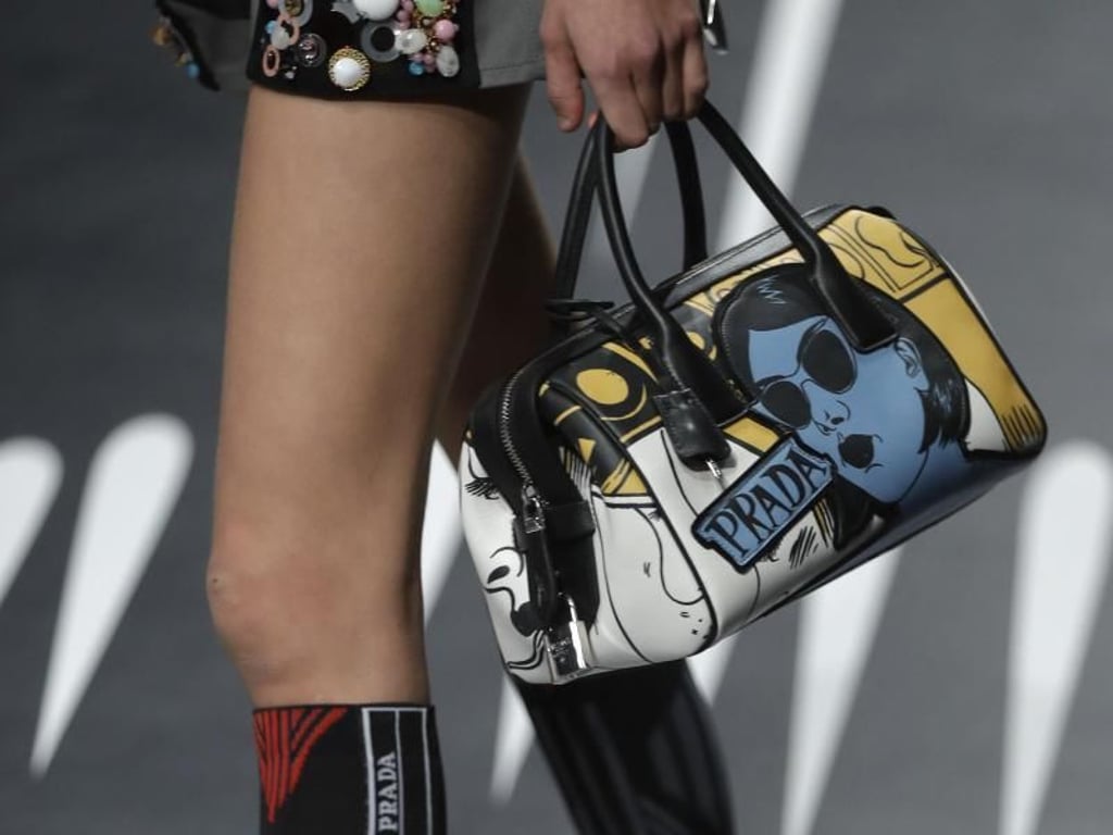 Unübersehbar: die Tasche ist von Prada. Foto: Luca Bruno