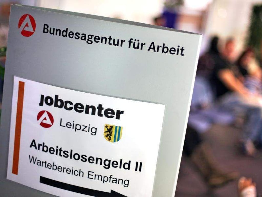 Wartende sitzen im Jobcenter in Leipzig (Sachsen). Foto: Jan Woitas/Archiv