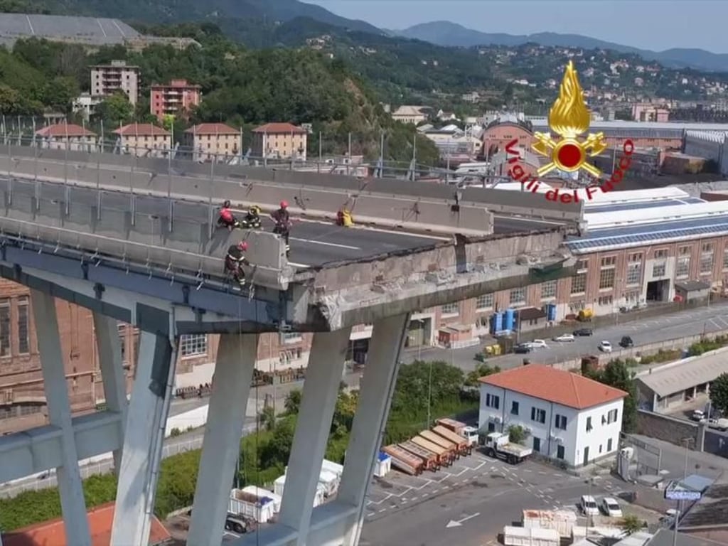 Der Ort der Katastrophe: Die eingestürzte Morandi-Autobahnbrücke. Foto: Vigili Del Fuoco/Vigili del Fuoco/AP