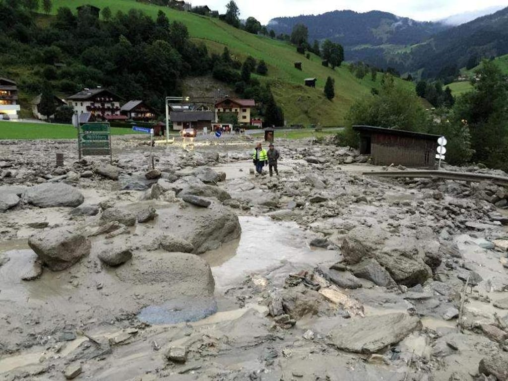 Eine Schlammlawine hat das bei Urlaubern beliebte Großarltal von der Umwelt abgeschnitten. Foto: Tobias Prommegger, Freiwillige Feuerwehr Großarl/dpa