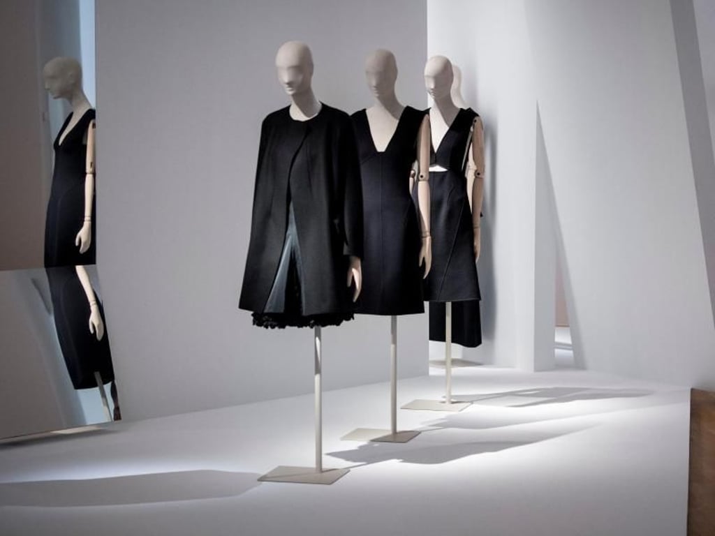Jil Sander steht für Purismus. Das ist auch an den Exponaten der Ausstellung zu erkennen. Foto: Boris Roessler/dpa