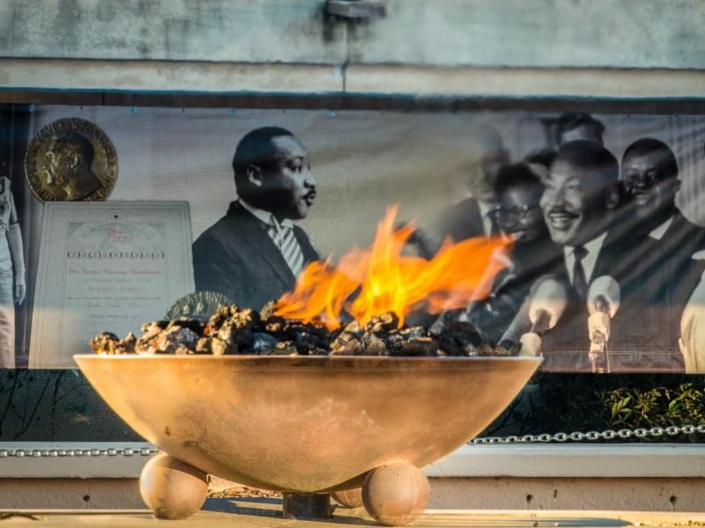 Die ewige Flamme nahe des Grabes von Martin Luther King soll symbolisieren, dass der Geist der Arbeit des Friedensnobelpreisträgers bis heute weiterwirkt. Foto: Jim Duckworth/Atlanta CVB