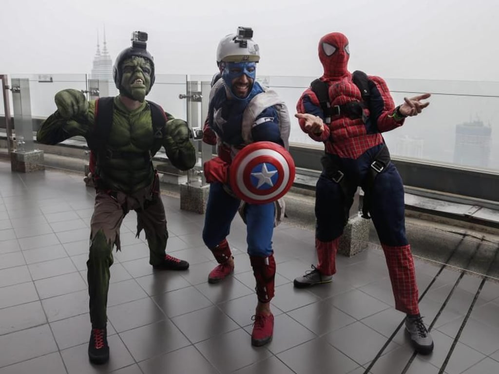 Gleich geht's abwärts: Cameron Minni als Hulk (l-r), Matthew Blanke als Captain America und Lawrence Jones als Spiderman. Foto: Fazry Ismail