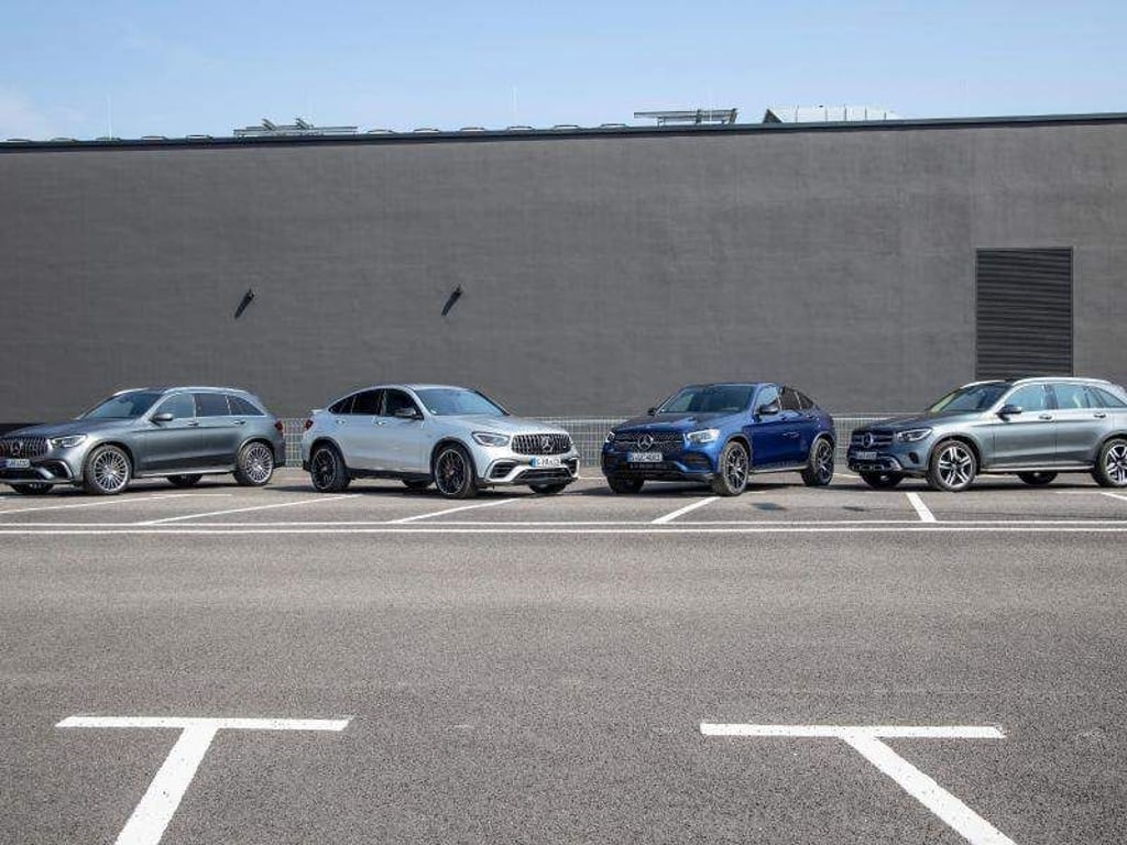 Die aufgefrischten GLC-Modelle von Mercedes: Hier flankieren zwei Steilhecks die Coupé-Varianten. Foto: Daimler AG/dpa-tmn
